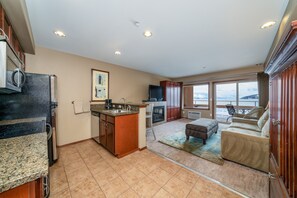 Interior - Grandview Lake View 517! Luxury Waterfront condo, sleeps up to 6! (Chelan)