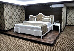 Minibar, Schreibtisch, Verdunkelungsvorhänge, schallisolierte Zimmer