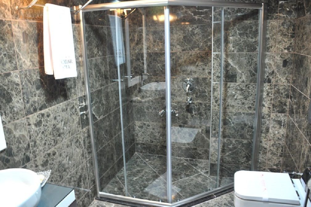 Douche, douche hydromassante, articles de toilette gratuits