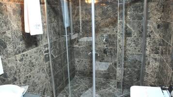 Douche, douche hydromassante, articles de toilette gratuits