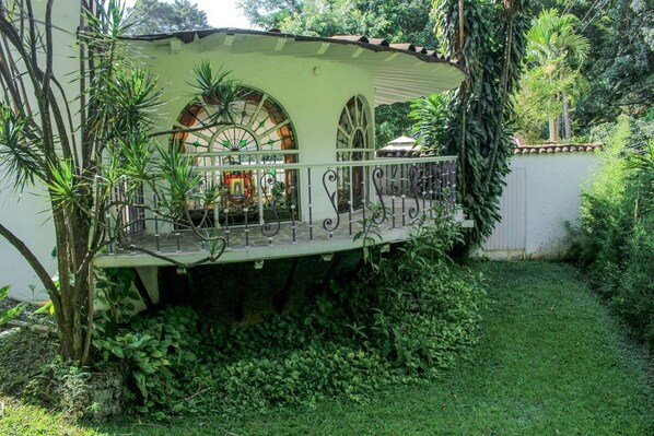 Garden - Avenue mansion (Medellín)