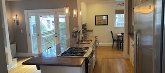 Sophisticated Charmer with Parking & Views of the USNA Chapel Dome