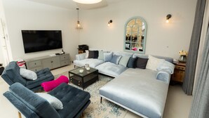 Deluxe Apartment, 3 Bedrooms | Living room - Museum Residence Brand New Apt (Jerusalem)