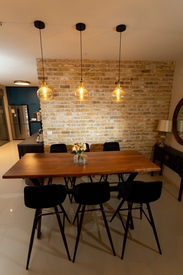 Departamento Deluxe, 3 habitaciones | Servicio a la habitación