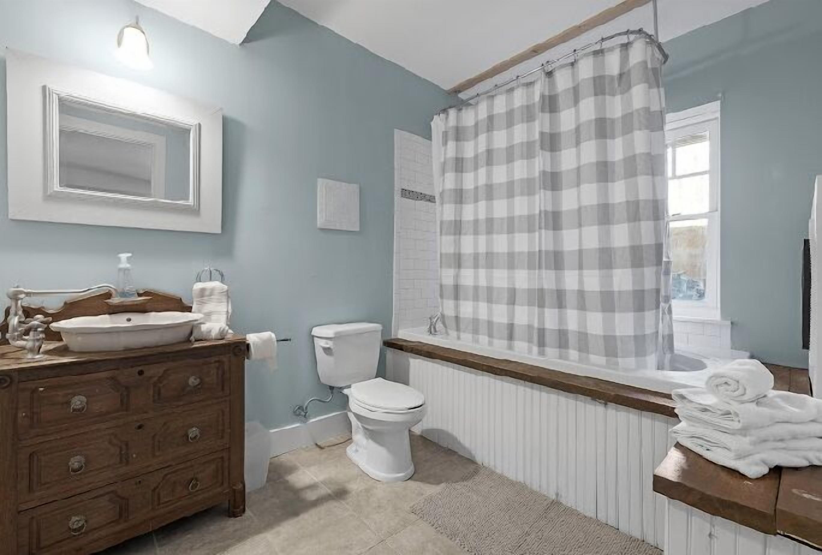 Ensemble douche/baignoire, sèche-cheveux, serviettes fournies