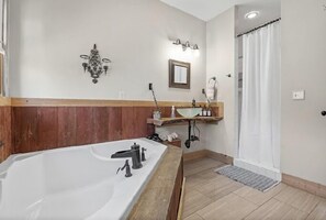シャワー付き浴槽、ヘアドライヤー、タオル