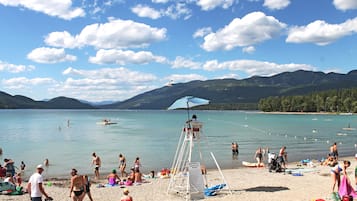 Beach nearby, sun loungers, beach towels
