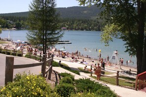 In Strandnähe, Liegestühle, Strandtücher