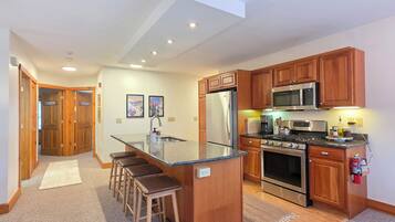 KĂŒhlschrank, Mikrowelle, Ofen, Herdplatte