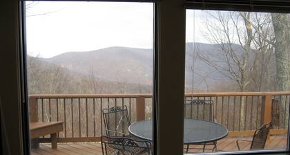 COZY SKI COTTAGE--SKI IN SKI OUT