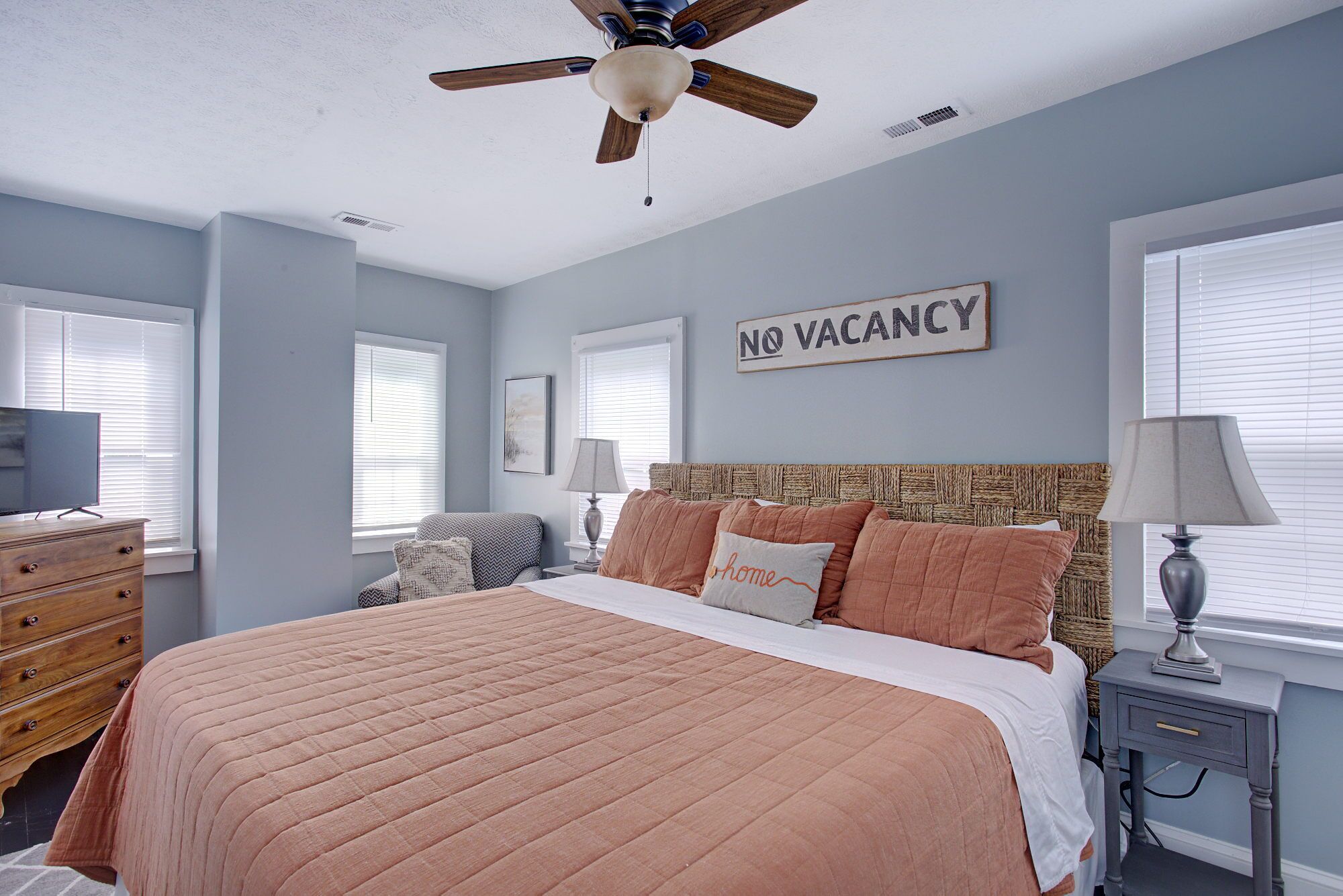 3 間睡房、書桌、熨斗/熨衫板、可攜式嬰兒床