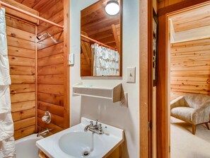 Combined shower/tub, towels, toilet paper