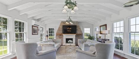 Smart-TV, peis, videospill og bøker