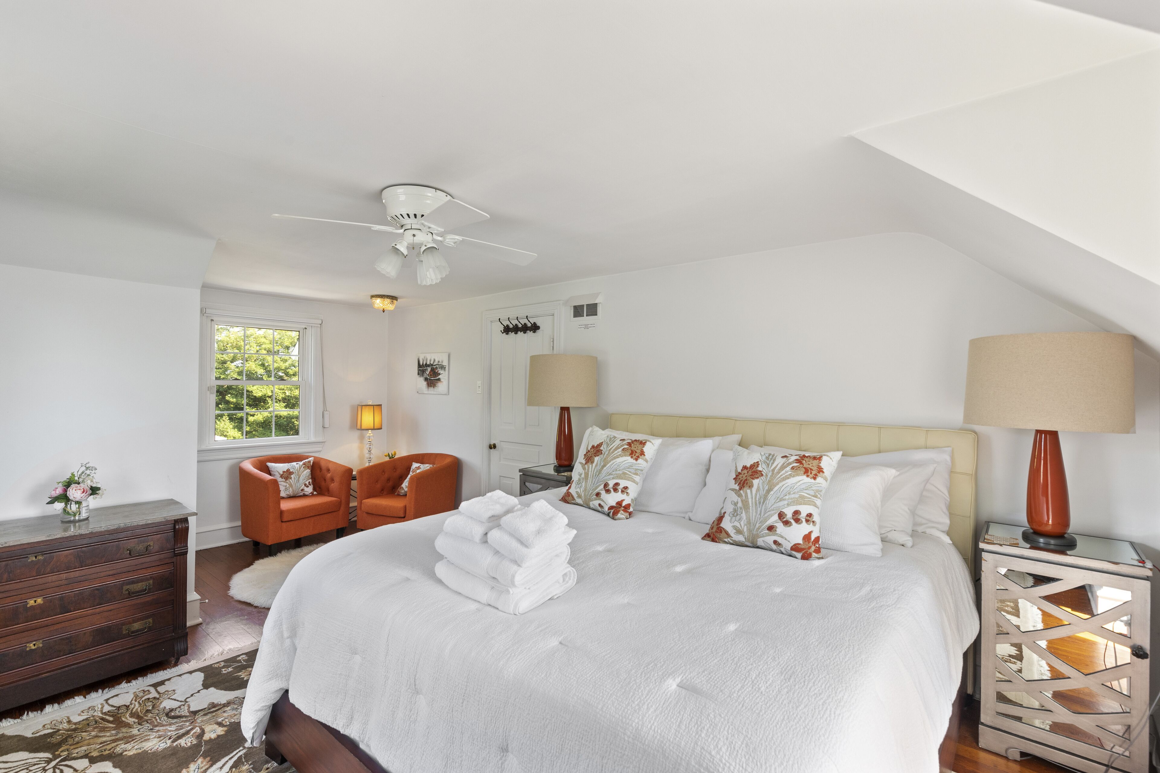 4 bedrooms, desk, iron/ironing board, travel crib