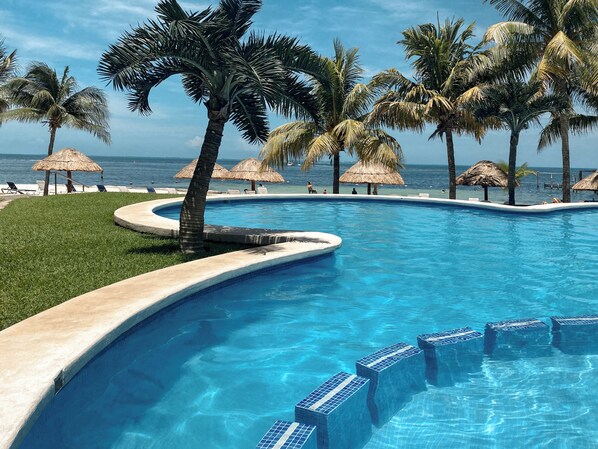 Outdoor pool - CANCUN BEACHFRONT CONDOS - GREAT VIEWS (Cancun)