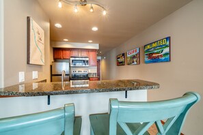 Fridge, microwave, oven, stovetop - Grandview 637 Waterfront condo on Lake Chelan (Chelan)