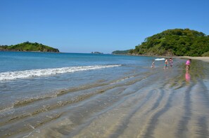 Beach nearby, sun-loungers, beach towels