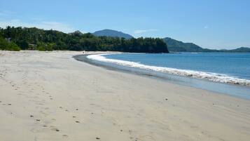Playa en los alrededores, camastros y toallas de playa