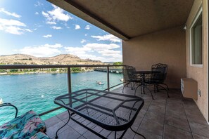 Outdoor dining - Grandview 633 Waterfront condo on Lake Chelan (Chelan)