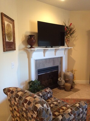 Smart TV, fireplace