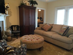 Smart TV, fireplace - Exquisite 2BR Luxury Suite Prime Greenville Location (Greenville)