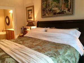 2 bedrooms, iron/ironing board, free WiFi, bed sheets - Exquisite 2BR Luxury Suite Prime Greenville Location (Greenville)