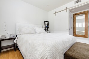 1 slaapkamer, een strijkplank/strijkijzer, reisbedje, gratis wifi