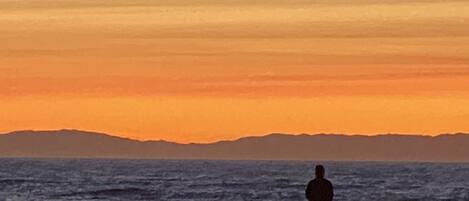 靠近海滩、沙滩椅、沙滩毛巾