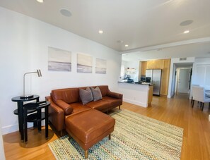 Een smart-tv, boeken, een muziekbibliotheek en een stereo