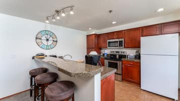 Refrigerador, microondas, horno, lavavajillas