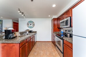 冷蔵庫、電子レンジ、オーブン、食器洗い機