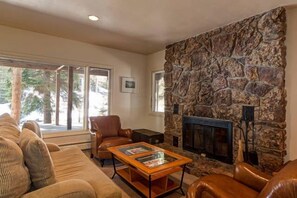 Smart-TV, peis, DVD-spiller og bøker