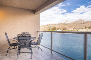 Outdoor dining - Grandview 627 Waterfront condo on Lake Chelan (Chelan)