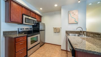Refrigerador, microondas, horno y parrilla de estufa