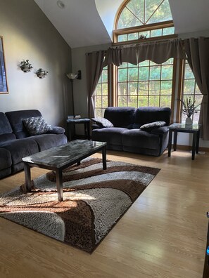 Smart-TV, Kamin, DVD-Player, Tischfußball