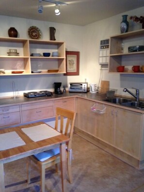 Réfrigérateur, micro-ondes, plaque de cuisson, cafetière/bouilloire