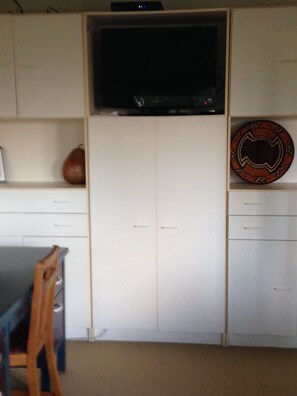 Interior - Charming, Comfortable Garden Studio Above The University. (Ashland)
