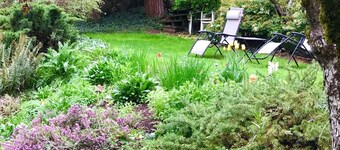 Charming, Comfortable Garden Studio Above The University.
