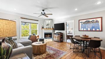 Smart-TV, peis, DVD-spiller og bøker