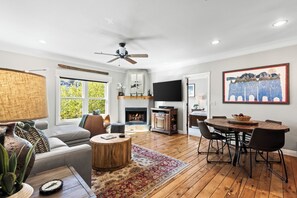 Smart-tv, een open haard, een dvd-speler en boeken