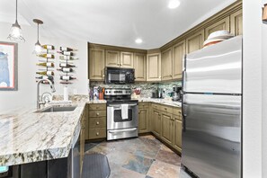 Een koelkast, een microgolfoven, een oven, een kookplaat