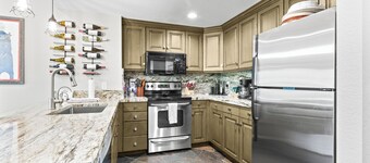 Slope Side-Old Town-Ski In/Out, Free Underground Parking, Newly Remodeled
