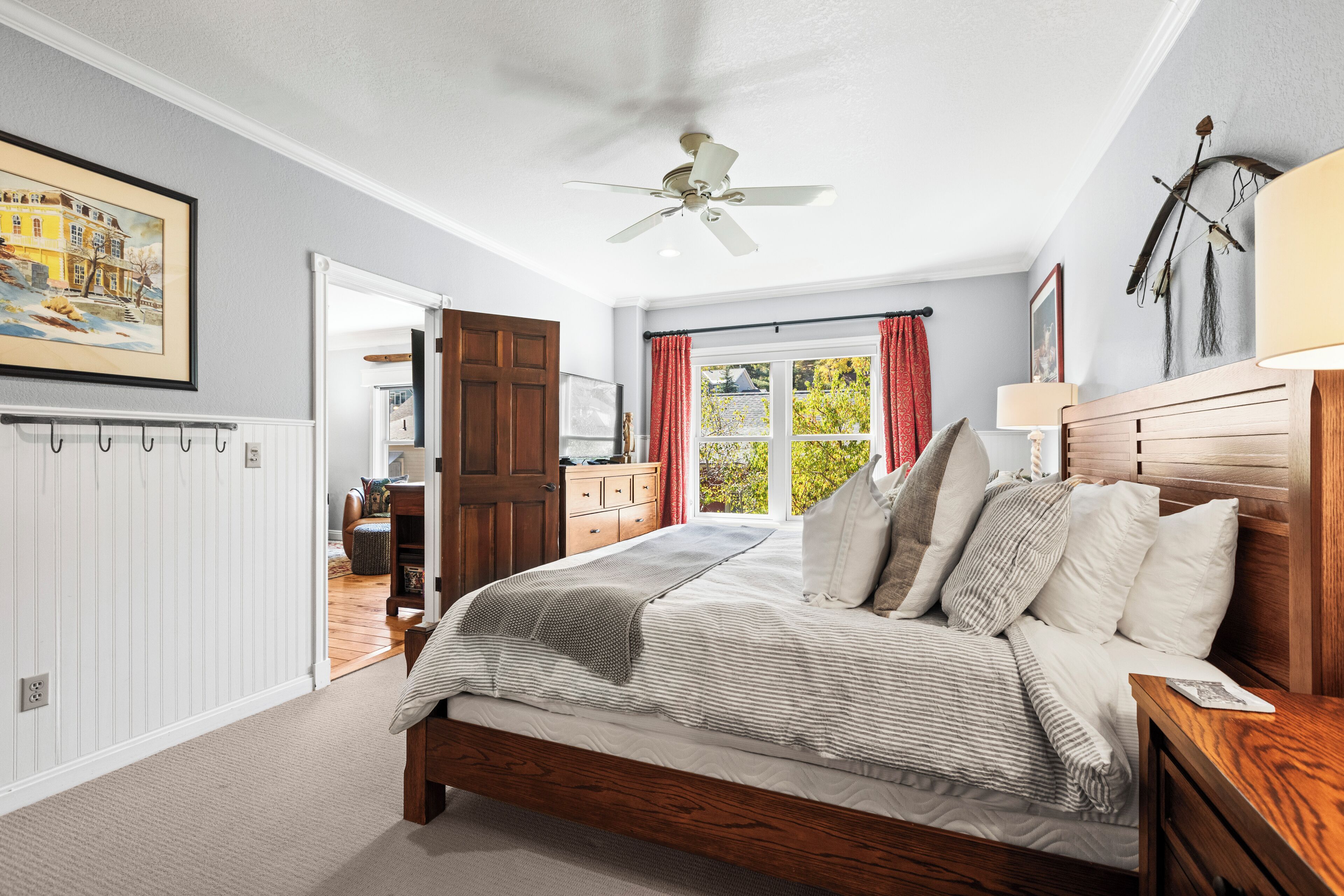 2 habitaciones, escritorio y tabla de planchar con plancha 