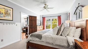 2 habitaciones, escritorio y tabla de planchar con plancha