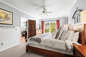 2 slaapkamers, een bureau, een strijkplank/strijkijzer, reisbedje