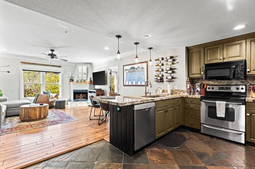 Slope Side-Old Town-Ski In/Out, Free Underground Parking, Newly Remodeled