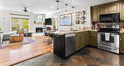 Slope Side-Old Town-Ski In/Out, Free Underground Parking, Newly Remodeled