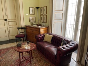 Smart TV, video games, DVD player, books - EXCLUSIVE APT with TERRACE in Aristocratic XVI Century Palace in Historic Center (Naples)