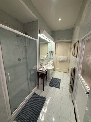 Dusche, Haartrockner, Bidet, Handtücher