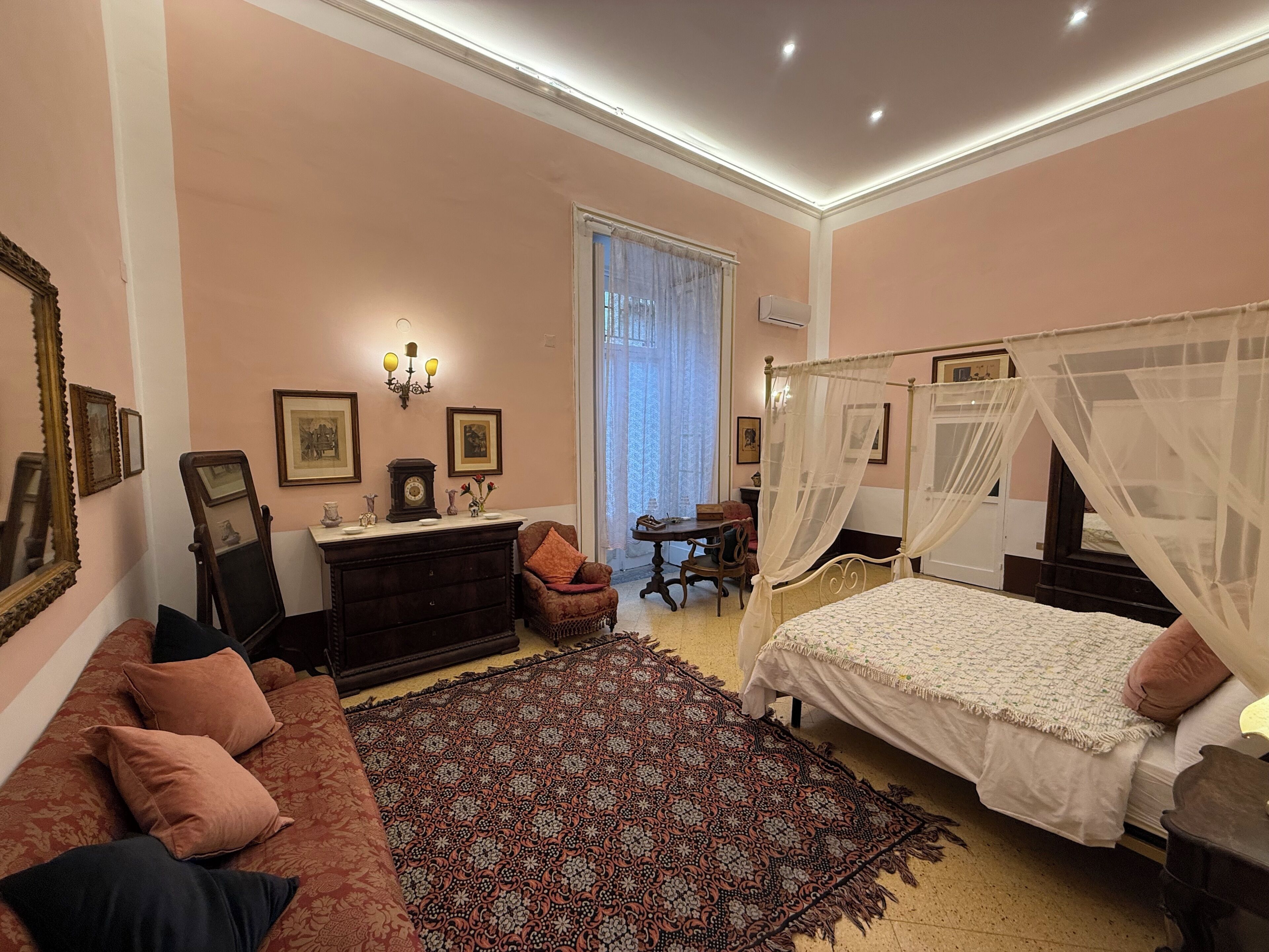 2 chambres, bureau, fer et planche à repasser, lit parapluie